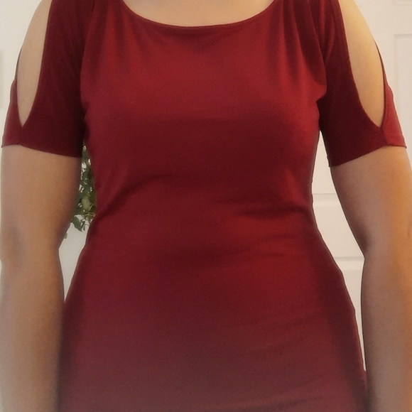 Guess red top with openings in the back and sleeves size s - Picture 2 of 3